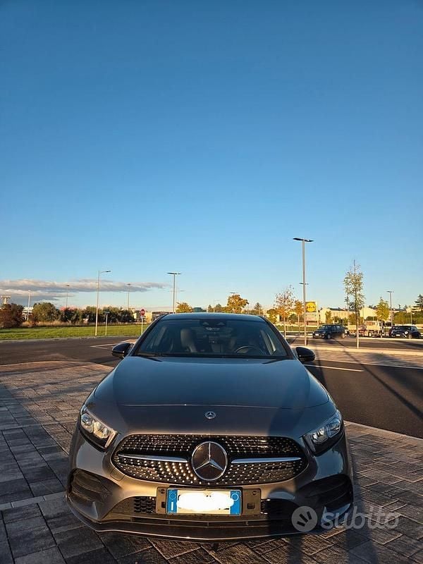 Grigio Usata 2021 Mercedes A180 Premium Tre volumi | 27.800 € (Buon prezzo) - Immagine 1/4