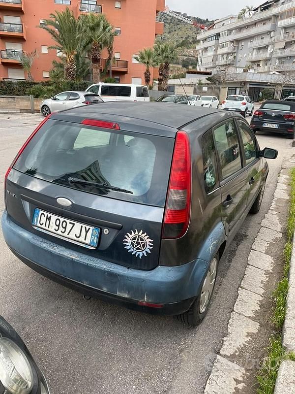 Usata Ford Fiesta 75 CV (55 kW) 2004 Berlina