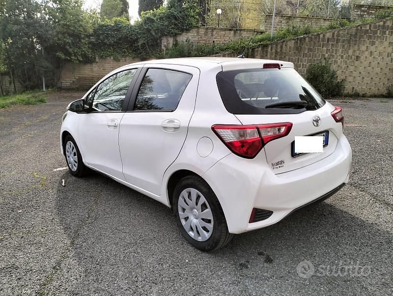 Usata Toyota Yaris Cool 69 CV (50 kW) 2017 Bianco Berlina