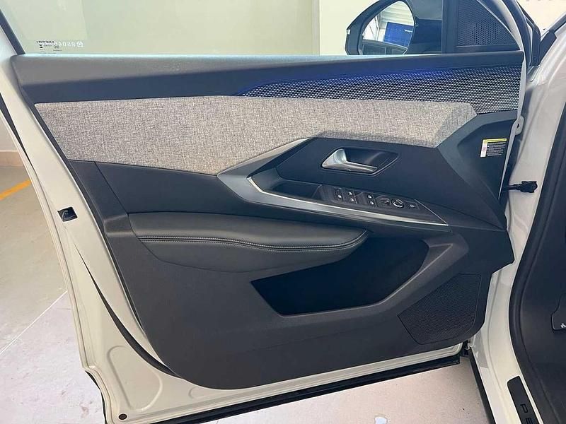 Usata Peugeot e-3008 GT 154 kW (210 CV) 2024 Bianco SUV