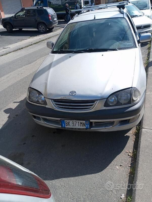 Usata Toyota Avensis 90 CV (66 kW) 2000 Grigio Station wagon