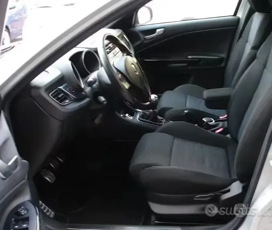 Usata Alfa Romeo Giulietta Exclusive 140 CV (102 kW) 2012 Bianco Utilitaria