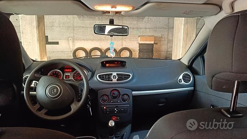 Usata Renault Clio II 54 CV (39 kW) 2011 Grigio Berlina