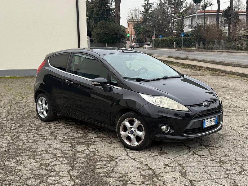 Usata Ford Fiesta 60 CV (44 kW) 2011 Nero Berlina