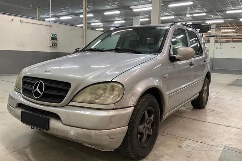Usata Mercedes ML320 217 CV (159 kW) 2000 Grigio SUV