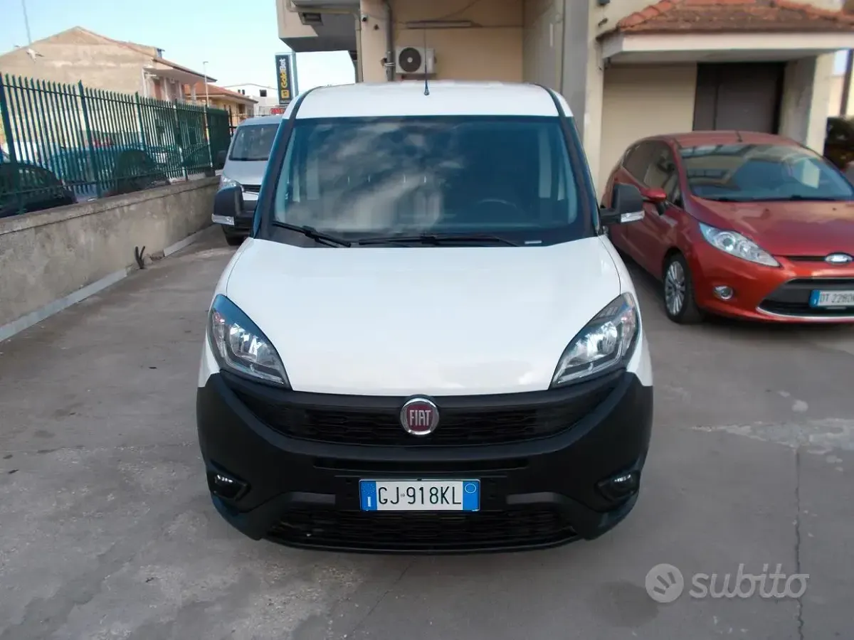 Usata Fiat Doblò S 120 CV (88 kW) 2022 Bianco Monovolume