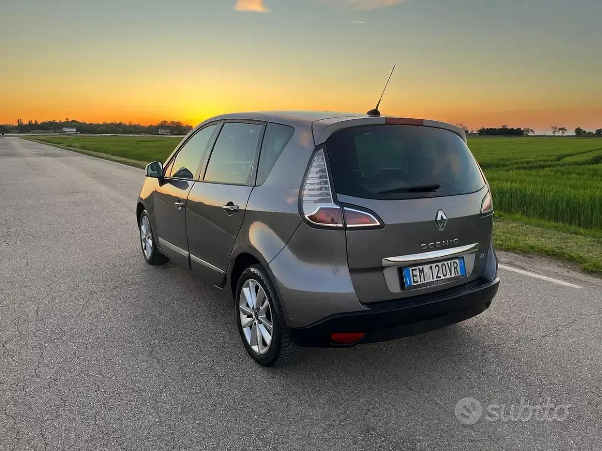 Usata Renault Scénic III XMOD 110 CV (80 kW) 2012 Grigio Monovolume