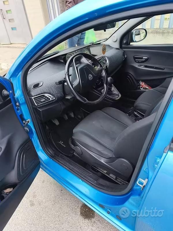 Usado Lancia Ypsilon 69 HP (50 kW) 2013 Azul Citadino