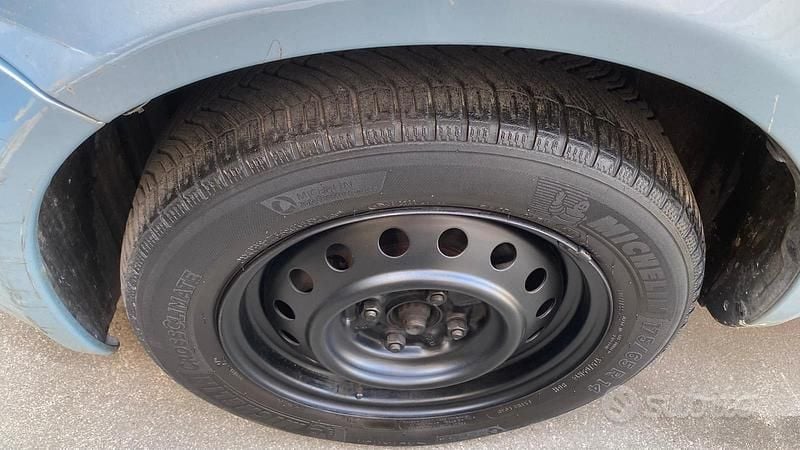 Usata Toyota Yaris Sol 65 CV (47 kW) 2004 Grigio Berlina