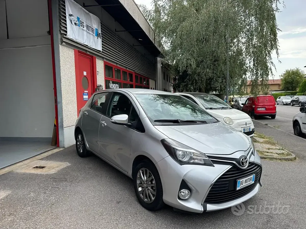 Usata Toyota Yaris Lounge 99 CV (72 kW) 2016 Grigio Berlina