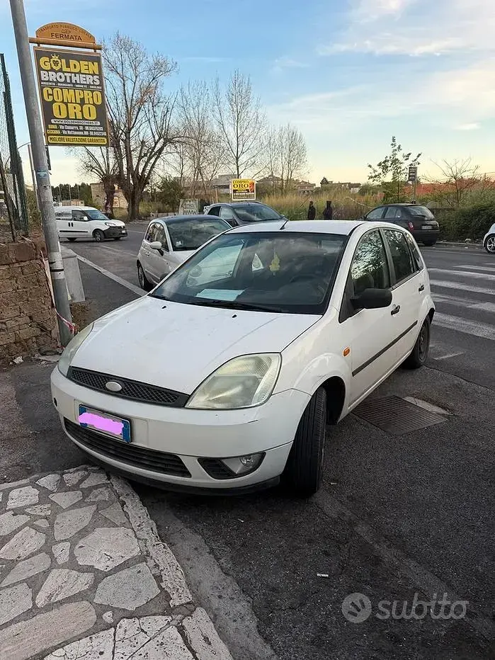 Usata Ford Fiesta 69 CV (50 kW) 2003 Bianco Utilitaria