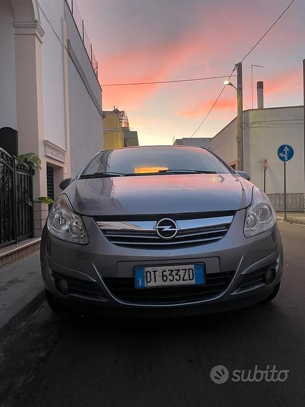 Grigio Usata 2008 Opel Corsa Cosmo Due volumi | 2359 € (Buon prezzo) - Immagine 1/4