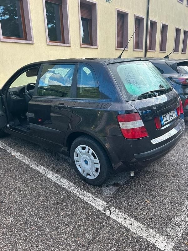 Nero Usata 2004 Fiat Stilo Tre volumi | 2100 € (Buon prezzo) - Immagine 1/4