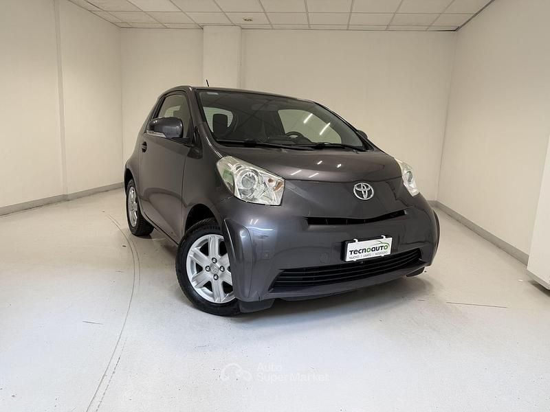 Usata Toyota iQ Lounge 68 CV (50 kW) 2014 Nero Utilitaria