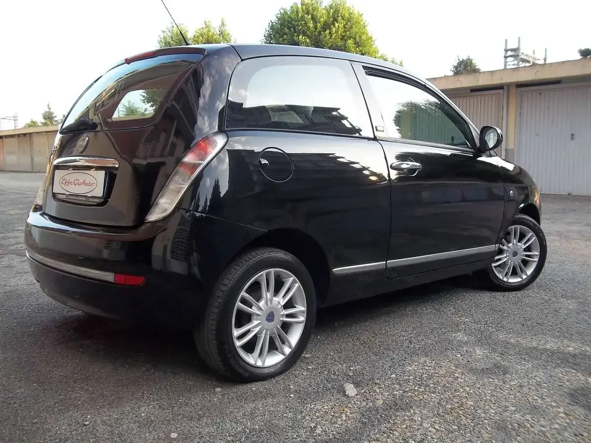 Usata Lancia Ypsilon 69 CV (50 kW) 2012 Nero masaccio Utilitaria