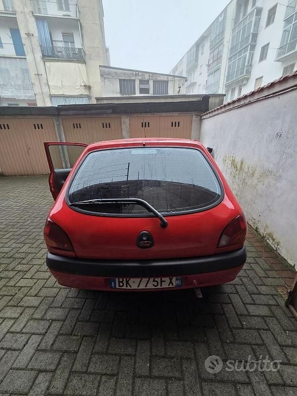 Usata Ford Fiesta 75 CV (55 kW) 2000 Rosso Utilitaria