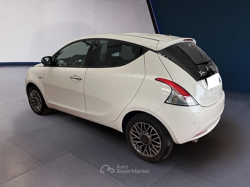 Usata Lancia Ypsilon Gold 69 CV (50 kW) 2023 Grigio Utilitaria