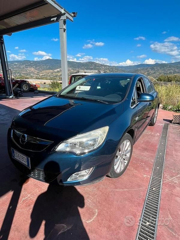 Usata Opel Astra 110 CV (80 kW) 2011 Berlina