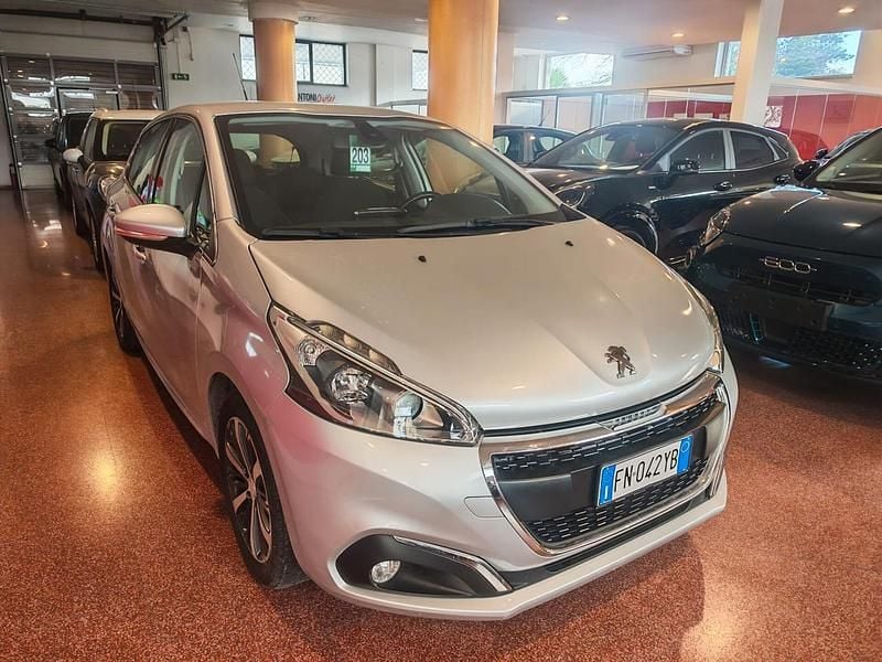 Grigio Usata 2018 Peugeot 208 Allure Due volumi | 7900 € (Buon prezzo) - Immagine 1/4