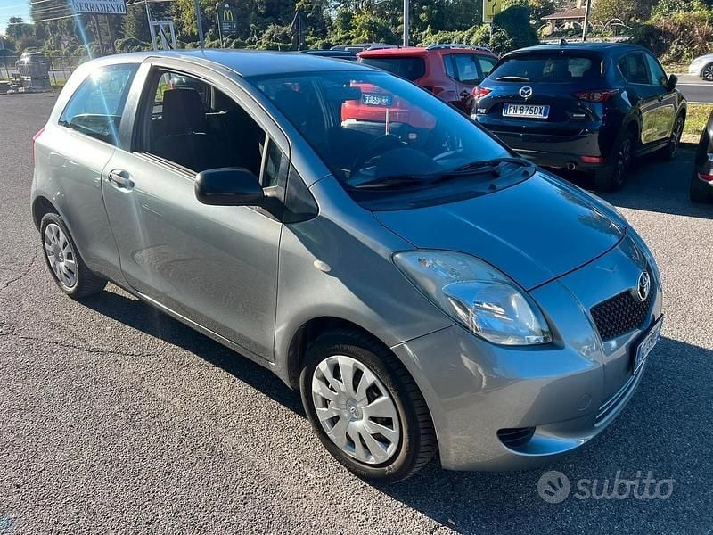 Begagnad Toyota Yaris Sol 90 HK (66 kW) 2007 Grå Sedan