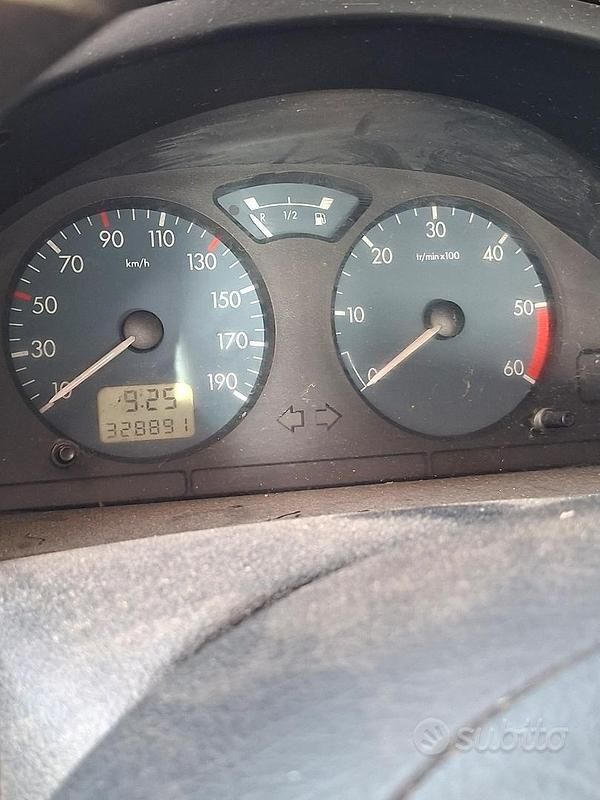 Usata Citroën Saxo 57 CV (41 kW) 2001 Rosso Utilitaria