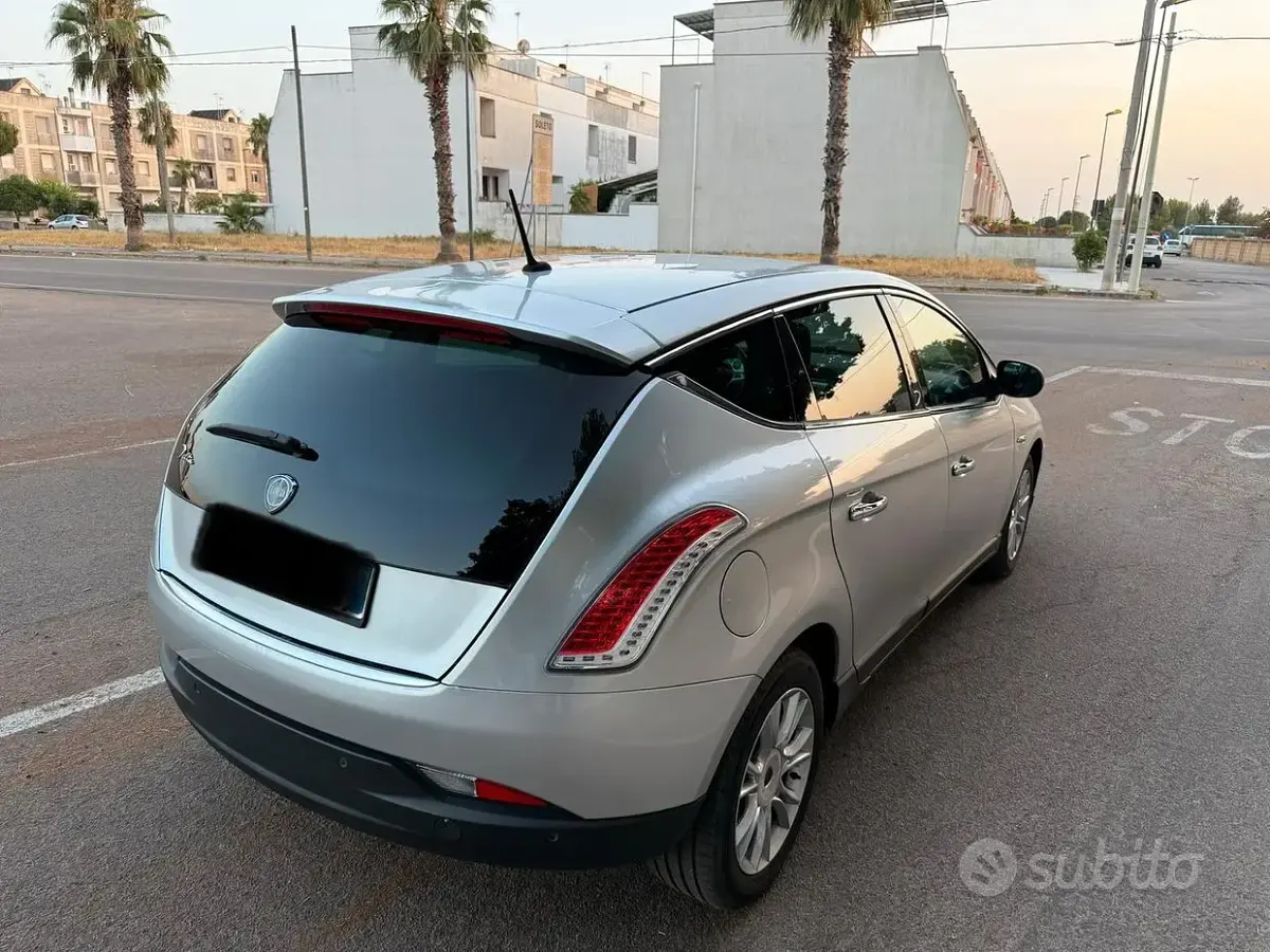 Usata Lancia Delta 120 CV (88 kW) 2010 Utilitaria