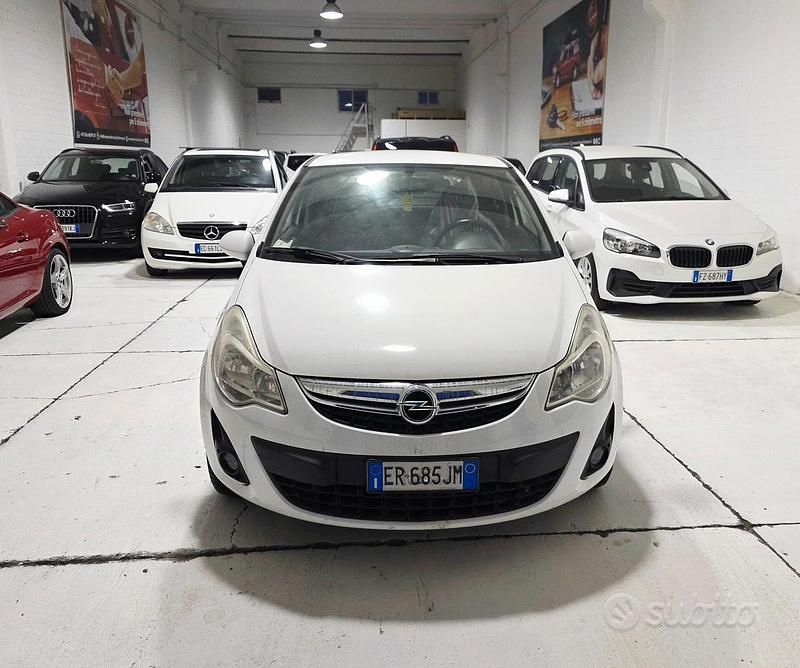 Usata Opel Corsa 65 CV (47 kW) 2013 Bianco Berlina