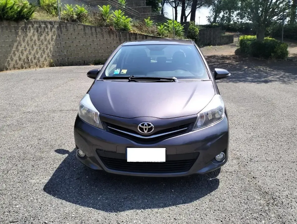 Usata Toyota Yaris Lounge 69 CV (50 kW) 2014 Grigio Utilitaria