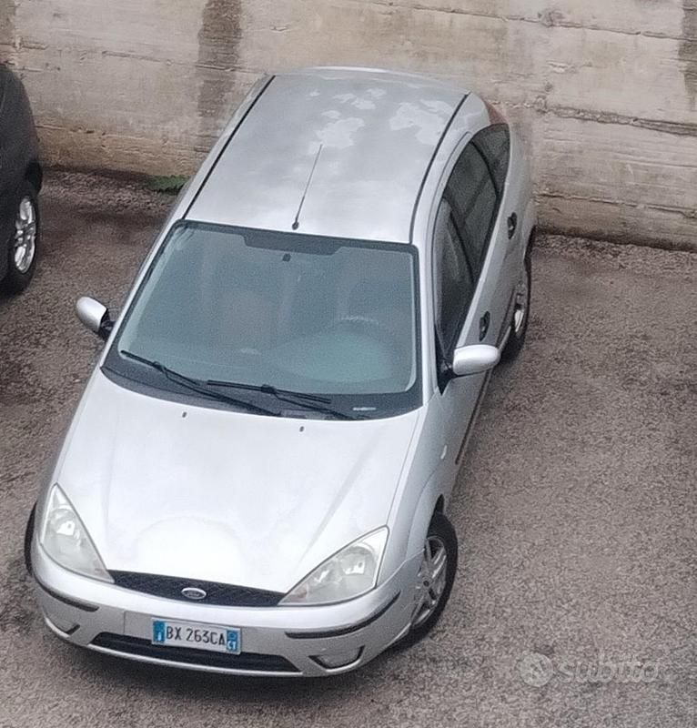 Grigio Usata 2001 Ford Focus Tre volumi | 1500 € (Buon prezzo) - Immagine 1/2