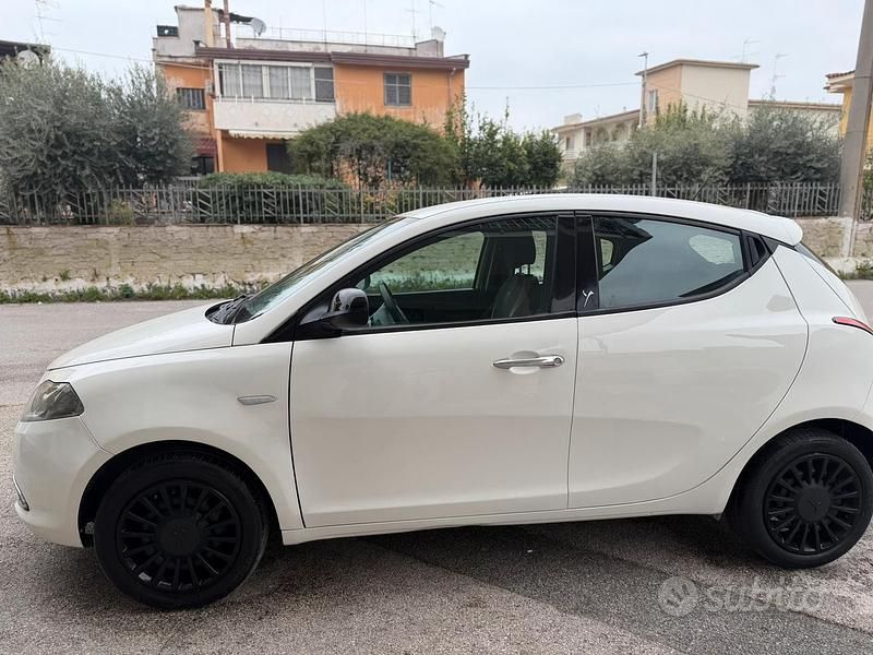 Usata Lancia Ypsilon 69 CV (50 kW) 2013 Bianco Utilitaria
