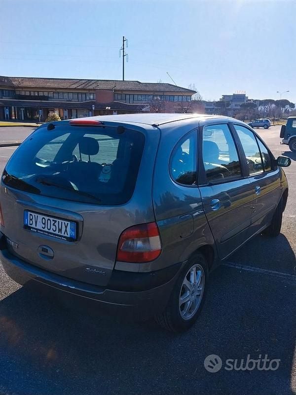 Usata Renault Scénic 102 CV (75 kW) 2001 Monovolume