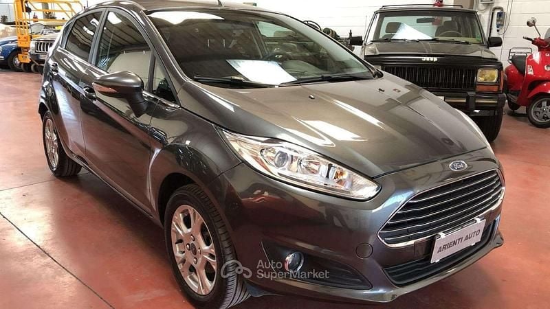 Usata Ford Fiesta Titanium 101 CV (74 kW) 2016 Grigio Berlina