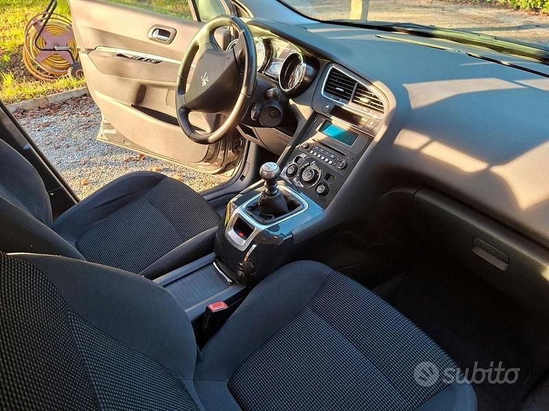 Usata Peugeot 5008 Active 120 CV (88 kW) 2016 Grigio Monovolume