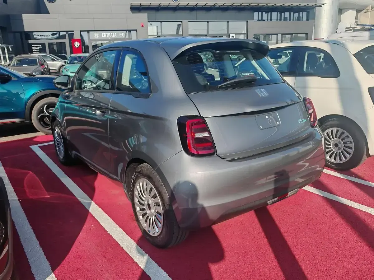 Begagnad Fiat 500e Action 42 kW (58 HK) 2024 Grå Sedan