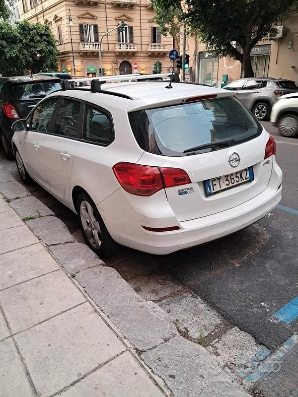 Usata Opel Astra 95 CV (69 kW) 2012 Bianco Station wagon