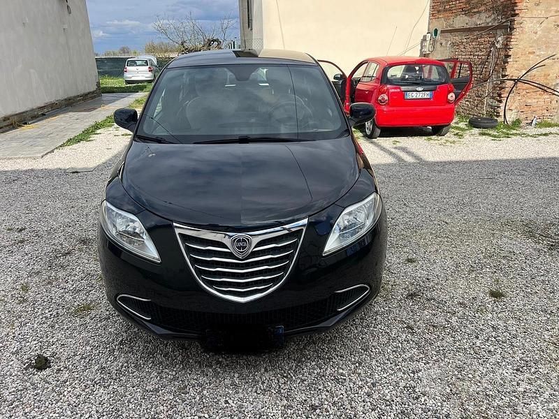 Usata Lancia Ypsilon 85 CV (62 kW) 2015 Nero Utilitaria