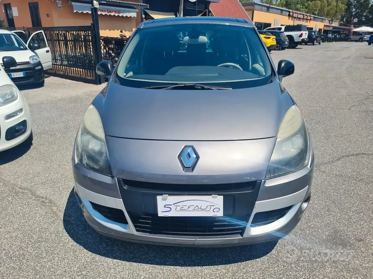 Usata Renault Scénic III 110 CV (80 kW) 2011 Grigio Monovolume