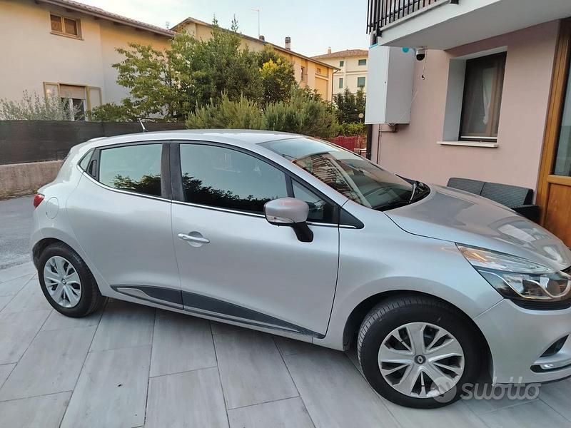 Grigio Usata 2018 Renault Clio IV Life Due volumi | 9999 € (Buon prezzo) - Immagine 1/4