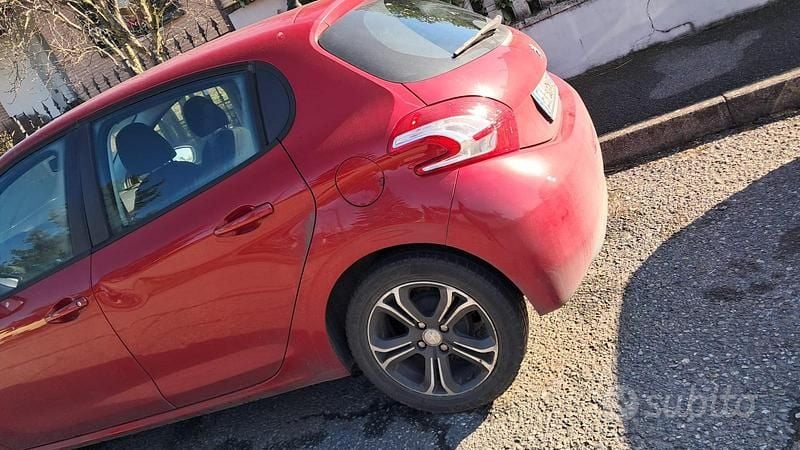 Usata Peugeot 208 Allure 68 CV (50 kW) 2015 Rosso Utilitaria