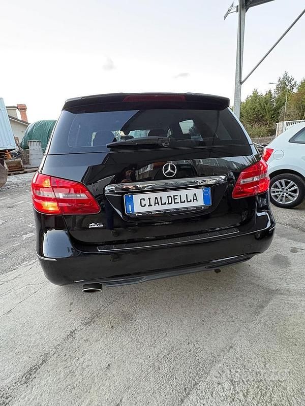 Usata Mercedes B180 Executive 109 CV (80 kW) 2012 Nero Utilitaria