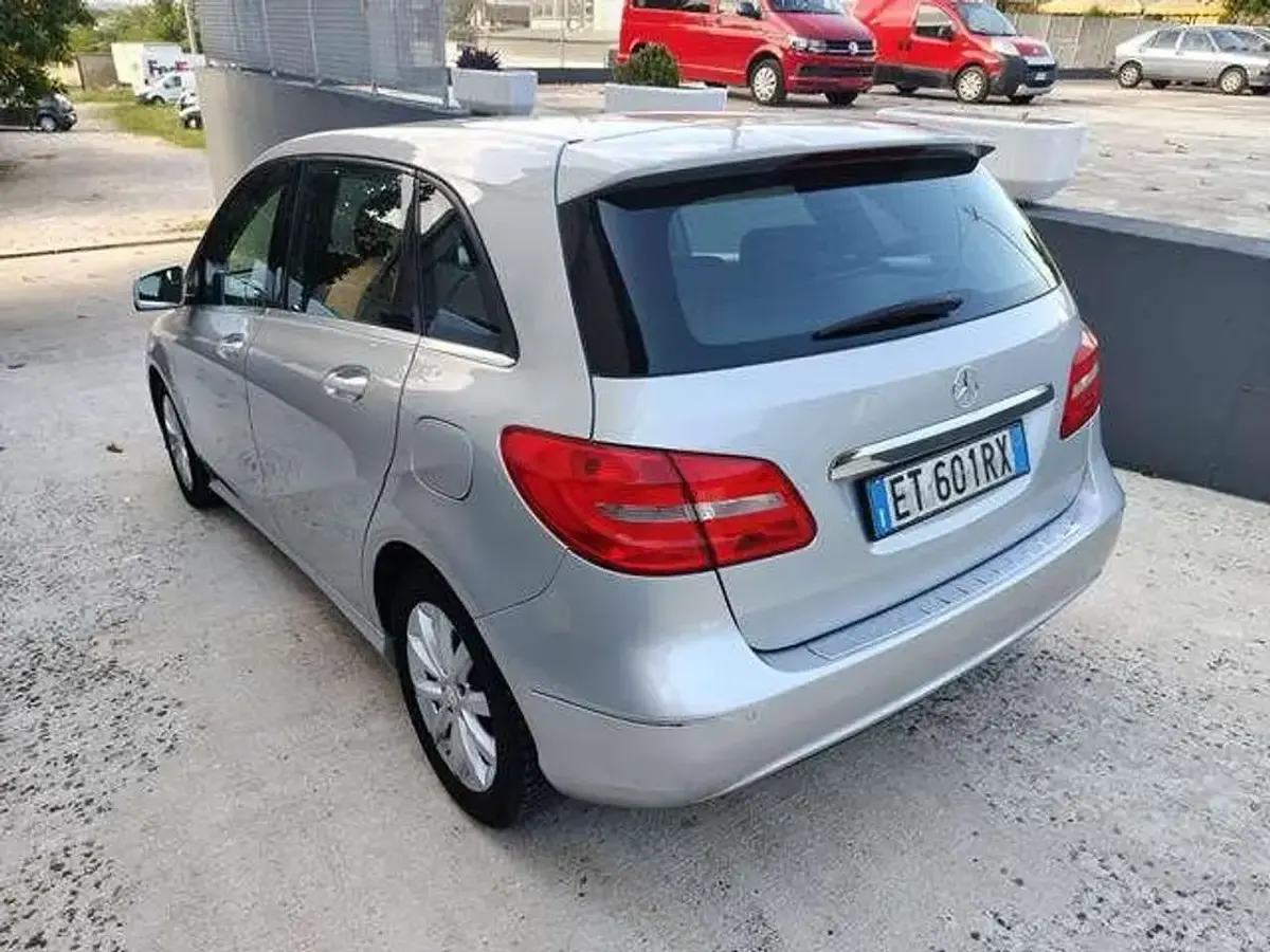 Usata Mercedes B180 Executive 109 CV (80 kW) 2013 Grigio chiaro Utilitaria