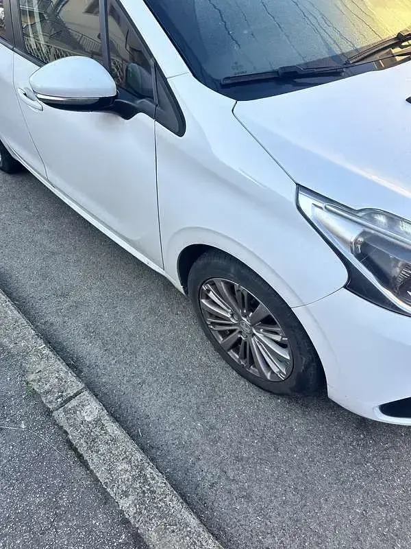 Usata Peugeot 208 Allure 82 CV (60 kW) 2015 Utilitaria