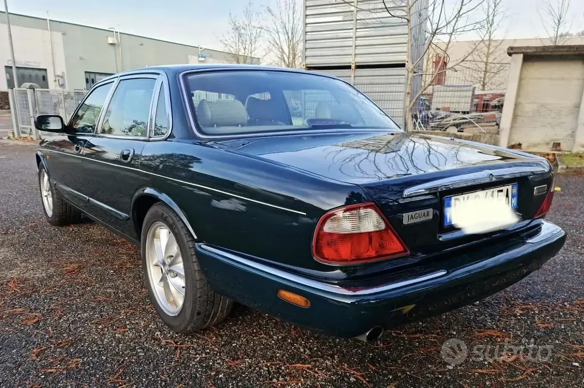 Usata Jaguar XJ 284 CV (208 kW) 2000 Verde Berlina