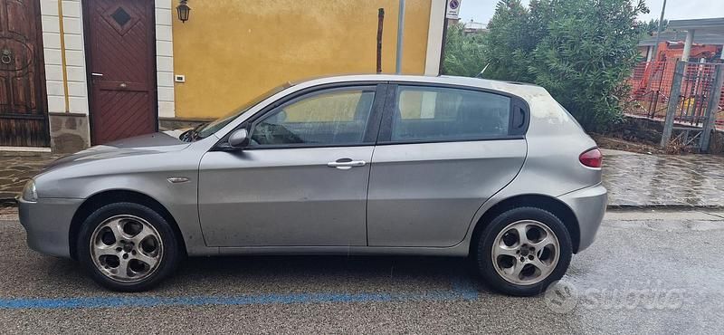 Usata Alfa Romeo 147 150 CV (110 kW) 2006 Grigio Utilitaria