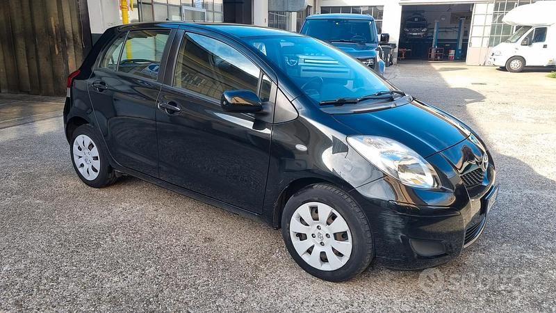 Usata Toyota Yaris 100 CV (73 kW) 2009 Nero Utilitaria