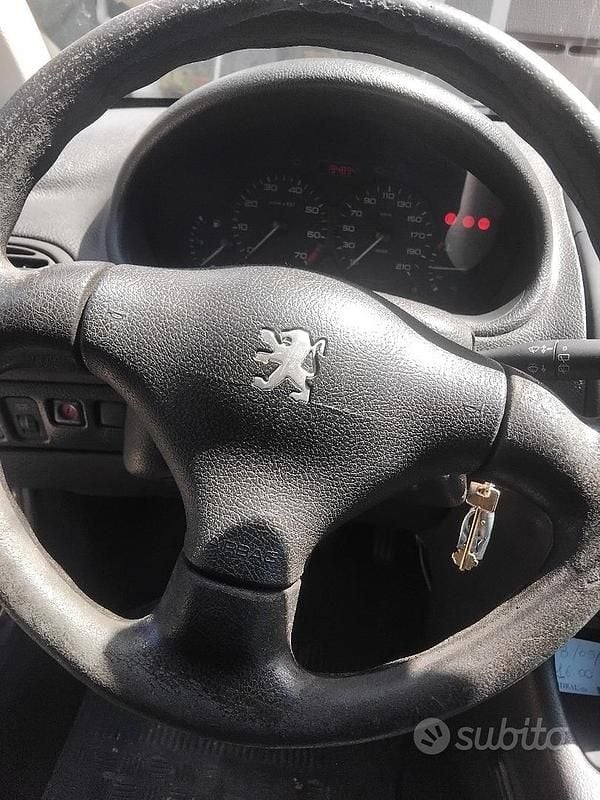 Usata Peugeot 206 60 CV (44 kW) 2001 Blu Berlina