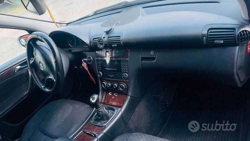 Grigio Usata 2004 Mercedes C200 Tre volumi | 3500 € (Buon prezzo) - Immagine 1/3