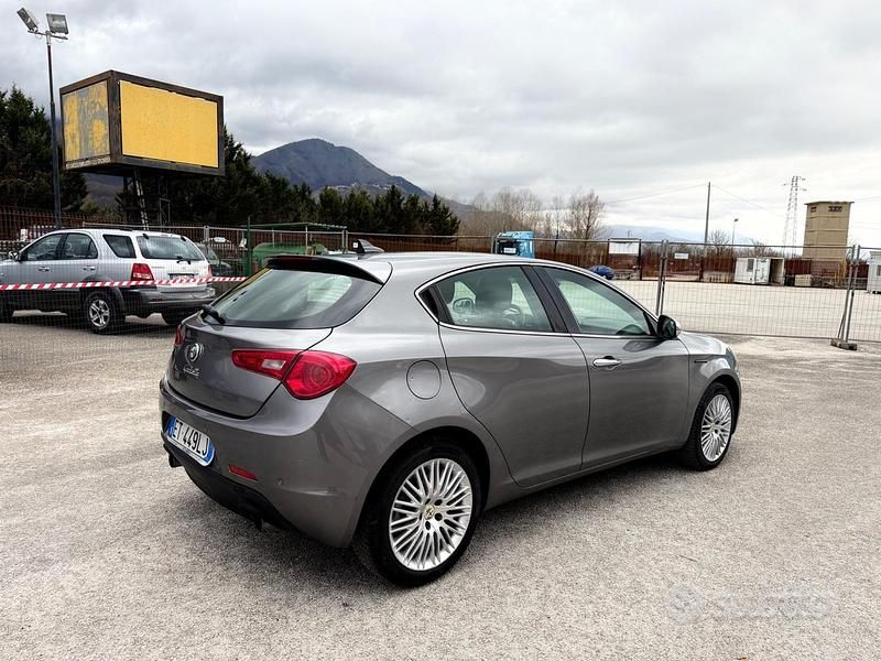 Usata Alfa Romeo Giulietta Exclusive 170 CV (125 kW) 2013 Grigio Utilitaria