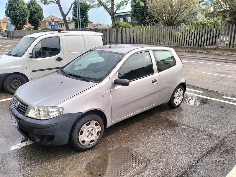 Usata Fiat Punto 80 CV (58 kW) 2004 Utilitaria