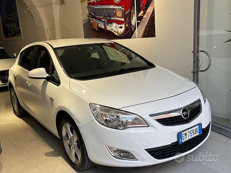 Usata Opel Astra Cosmo 110 CV (80 kW) 2012 Bianco Berlina